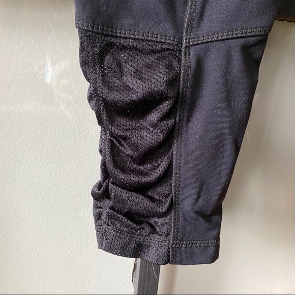 M Capri Work Out Pants with Zipper Pockets Black - Picture 2 of 4